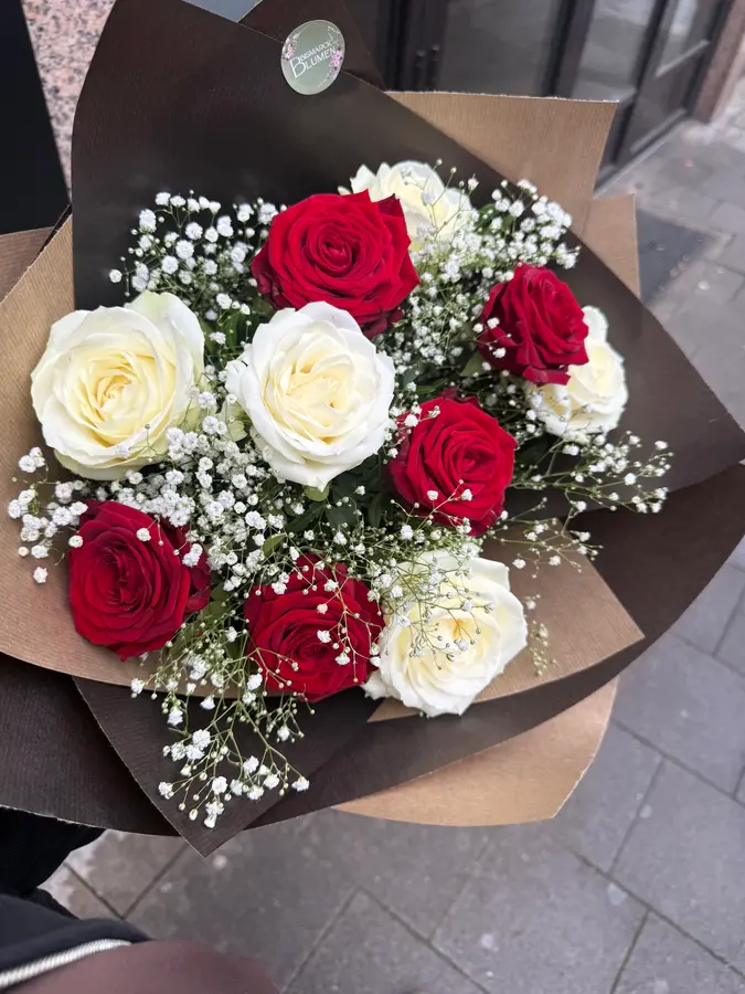 Strauß aus roten und weißen Rosen mit Schleierkraut