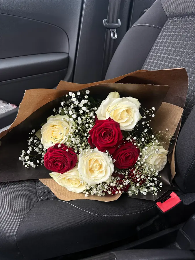 Rosenstrauß rot und weiß auf dem Autositz