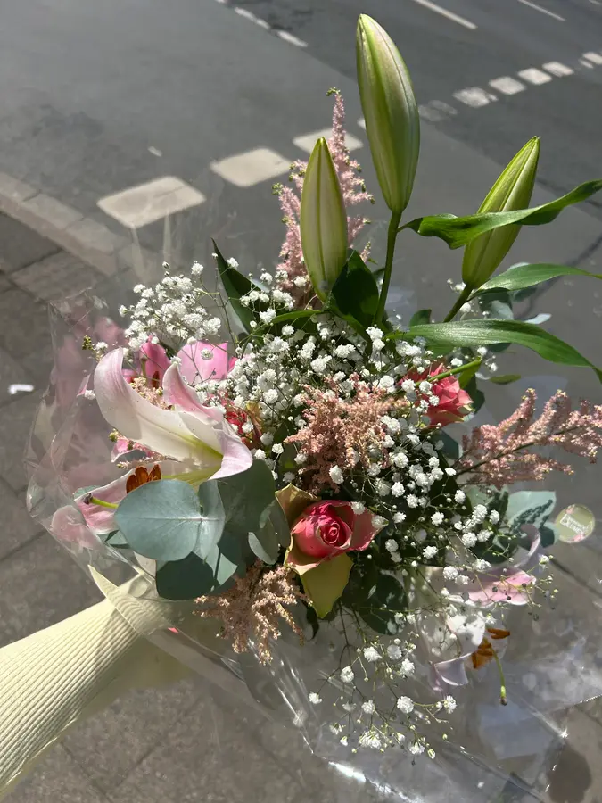 Lilien, Röschen, Astilbe und Schleierkraut in Folie